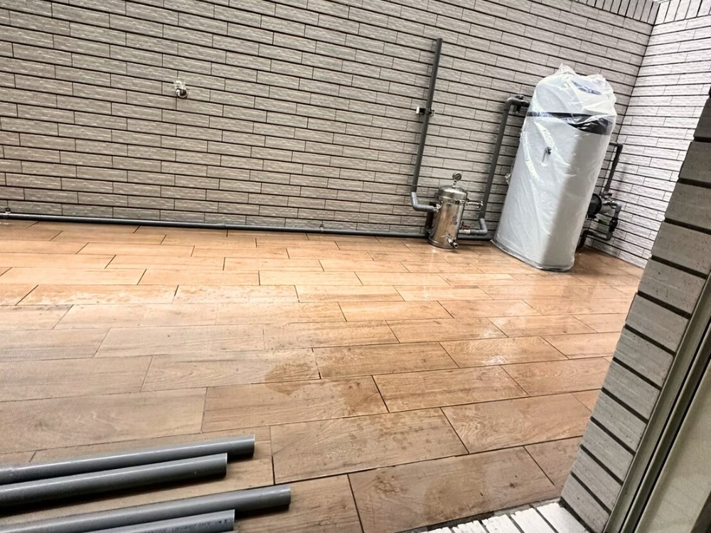 全家潔打擊水垢，家用軟水幫你解決!雨天也要加緊施工案例施工或設備安裝現場照片