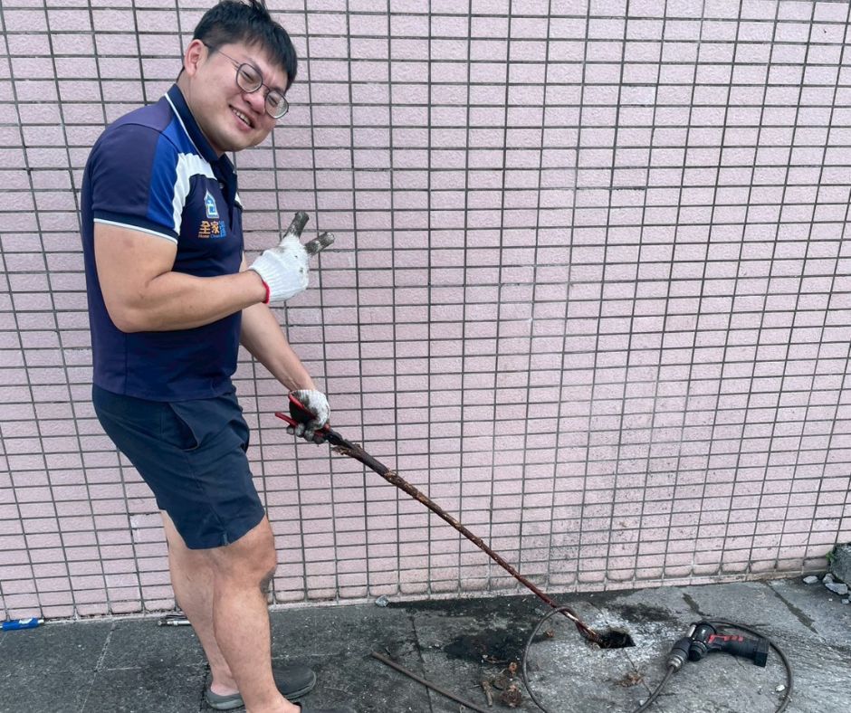 全家潔【震驚案例】水管竟然藏著15公尺樹根？！全家潔水刀疏通專業出手！案例施工或設備安裝現場照片